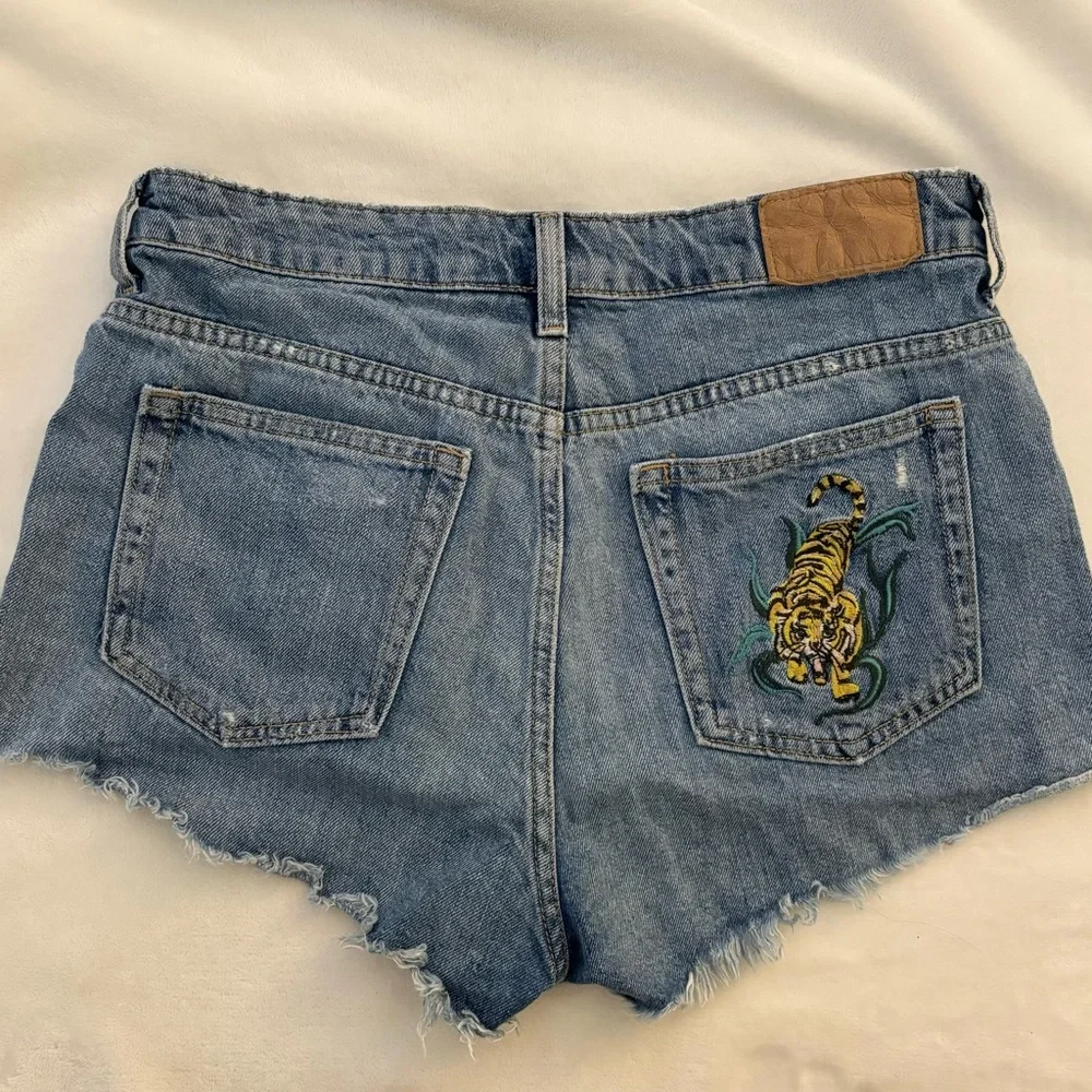 Embroidered Shorts 🐅 - Picture 2 of 6